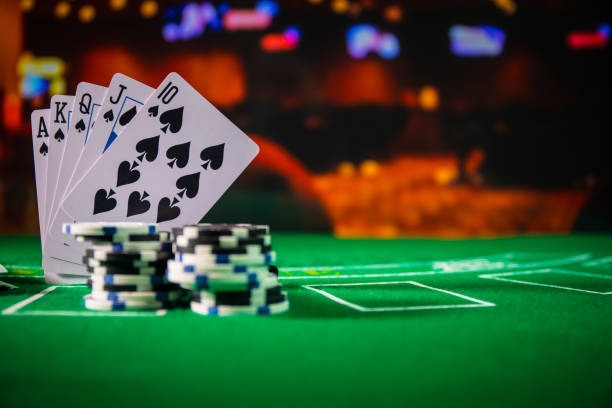 roam platform displayed on Android and iOS mobile devices showing live football odds and live casino tables